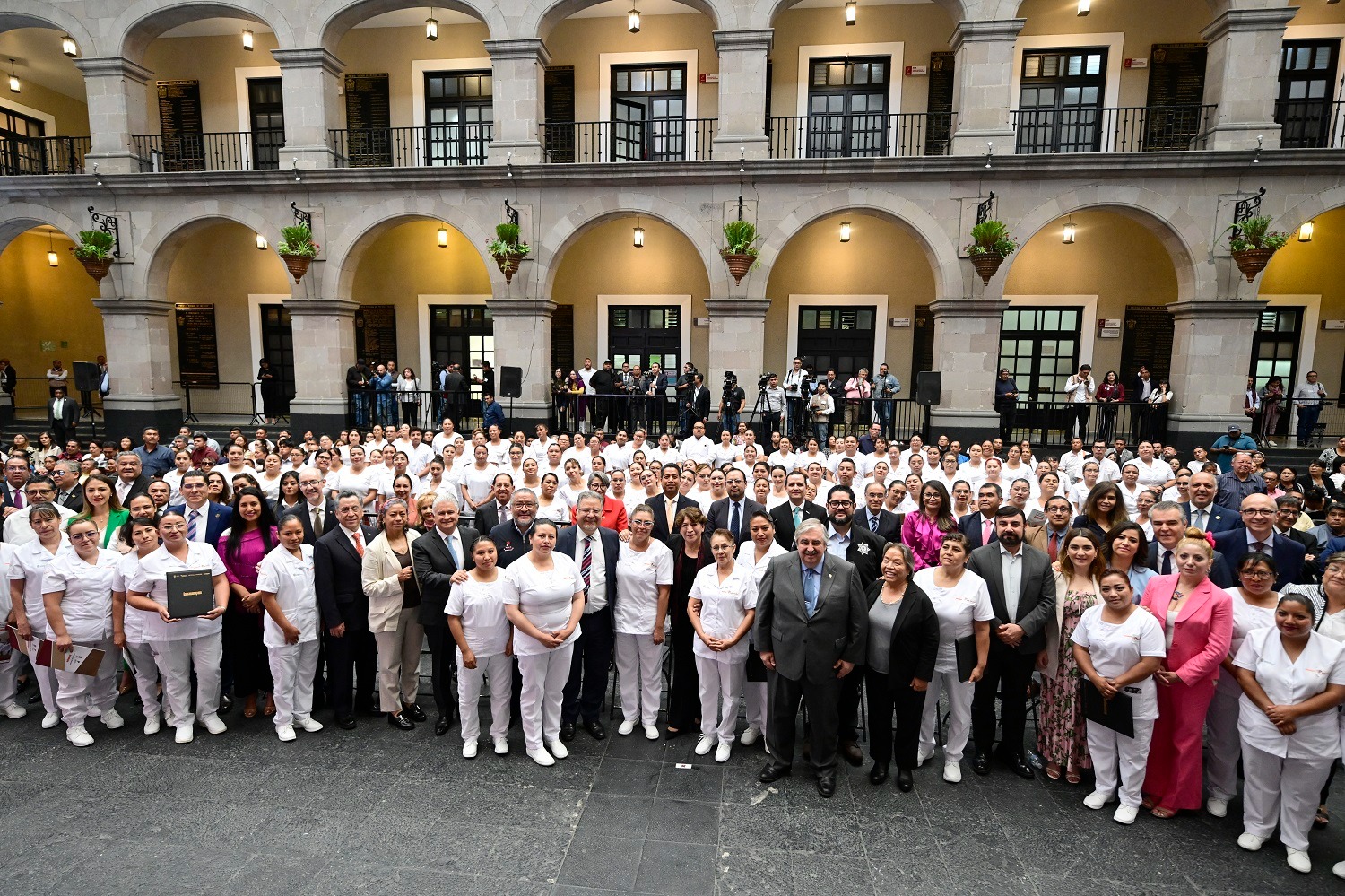 Con estas acciones, se favorece el capital humano.