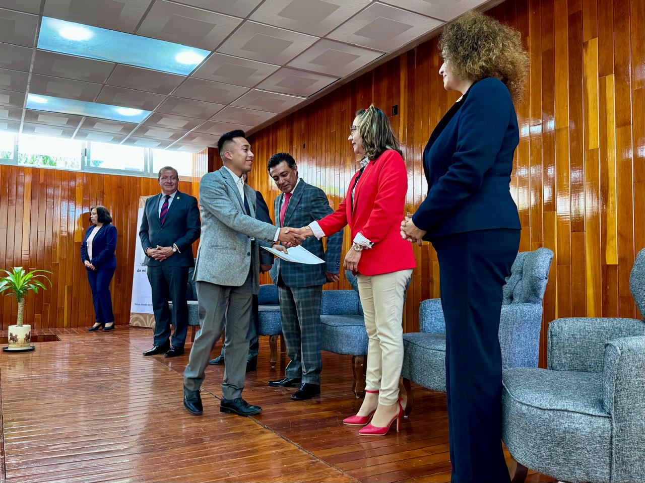 Se entregaron reconocimientos a estudiantes que han formado parte del sistema del normalismo mexiquense.