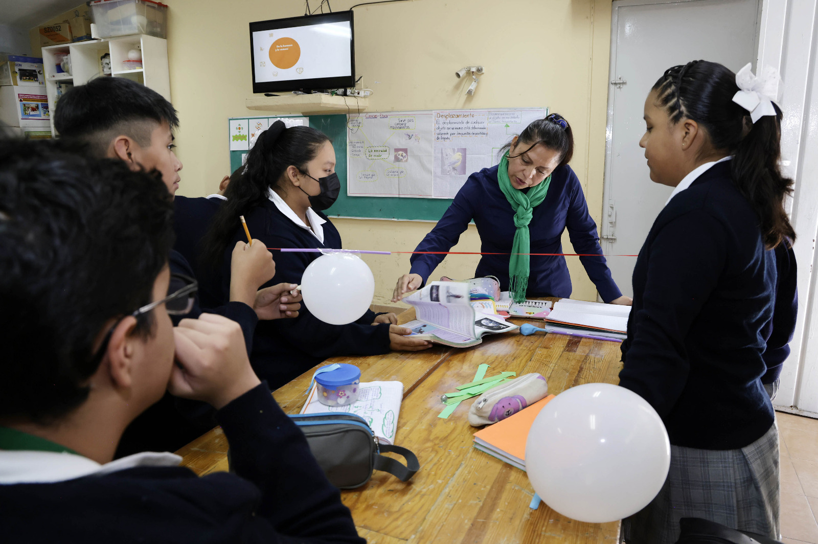 El modelo educación en Telesecundarias no sólo se enfoca en la transmisión de conocimientos académicos, sino también en la vinculación con la comunidad.