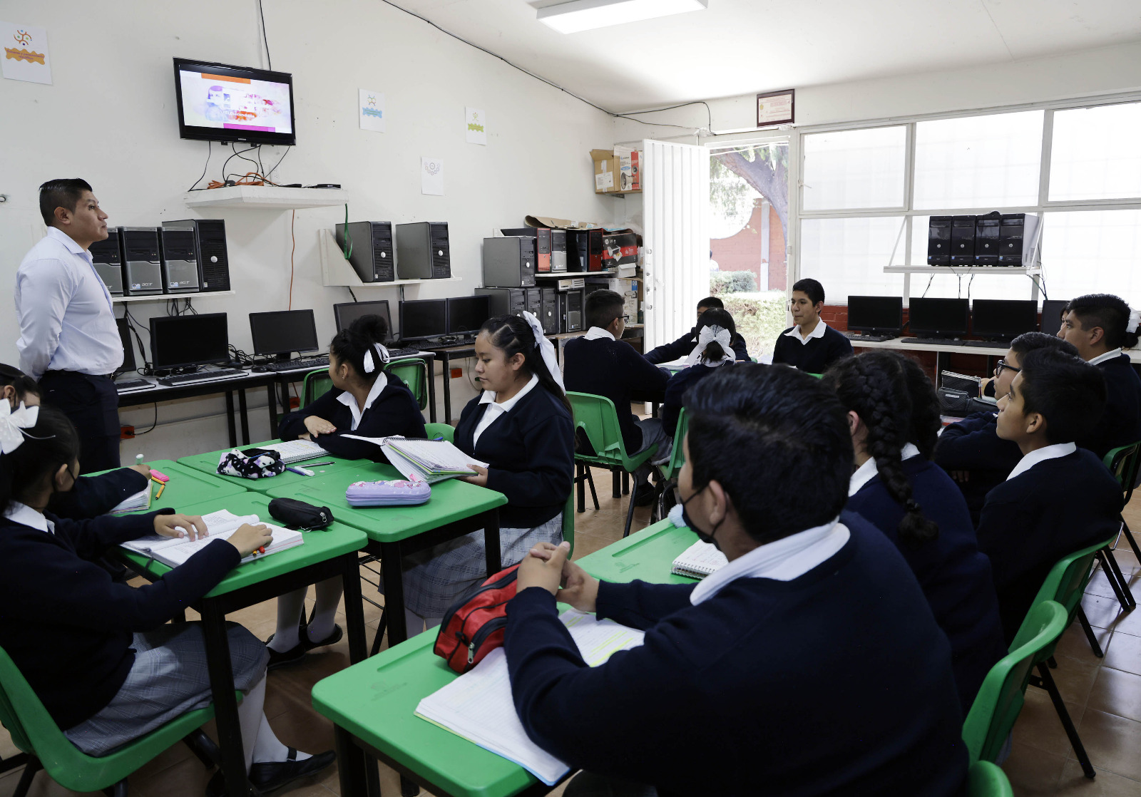 A través de proyectos de desarrollo académico y de integración comunitaria, se promueve la participación de los estudiantes en la solución de problemas reales.
