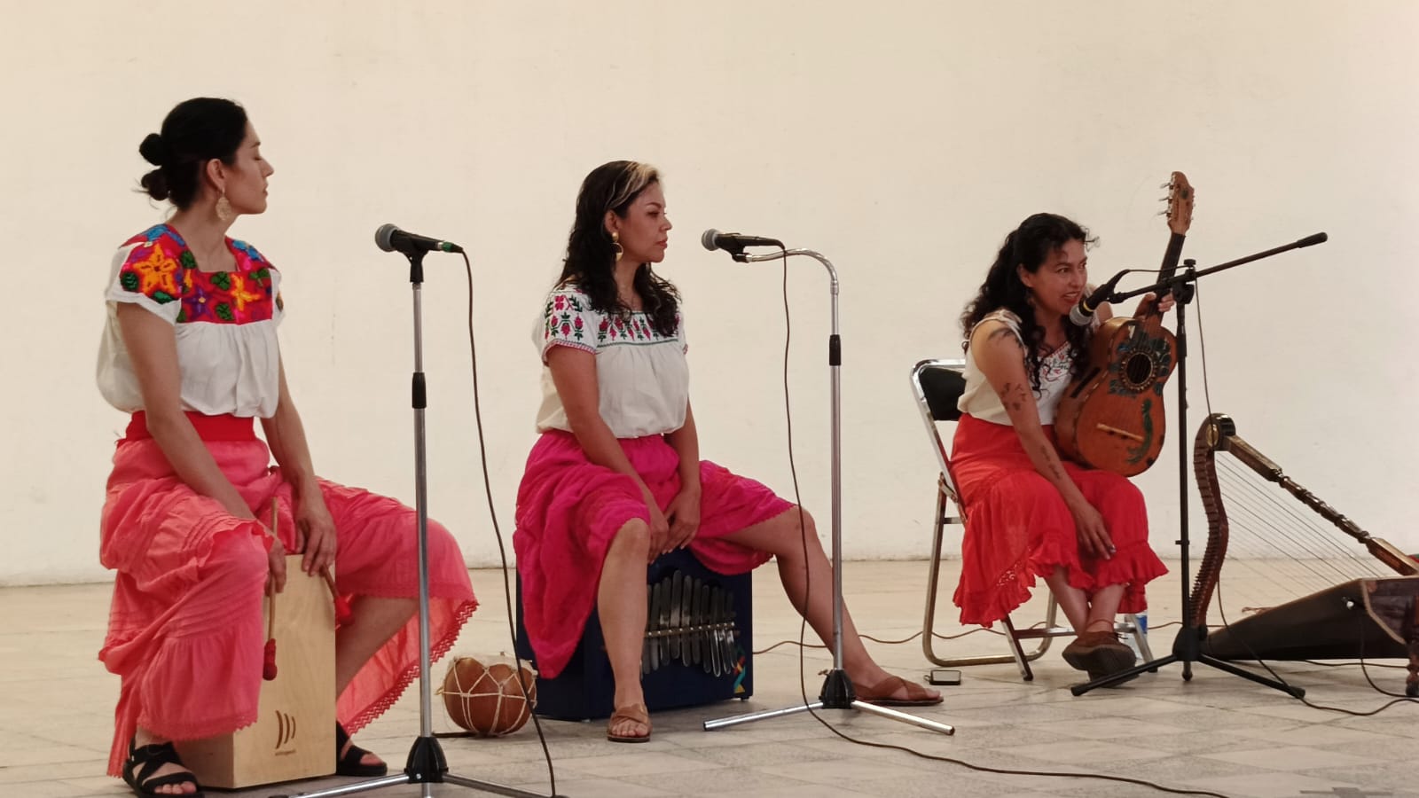 Durante su presentación interpretaron canciones dedicadas al amor y a los amigos, a las despedidas, la naturaleza y las aves, transmitiendo al público su inspiración, ritmo y alegría.