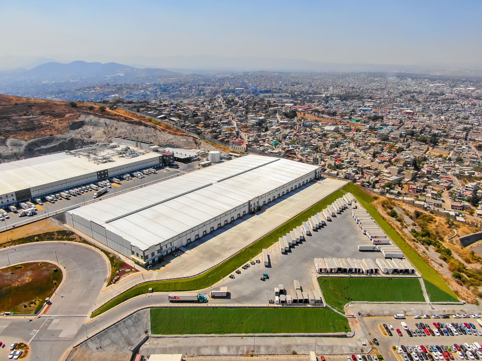 La licencia indica las disposiciones normativas para el aprovechamiento de los inmuebles ubicados en el territorio estatal y las normas de ocupación, tales como densidad, intensidad y altura.