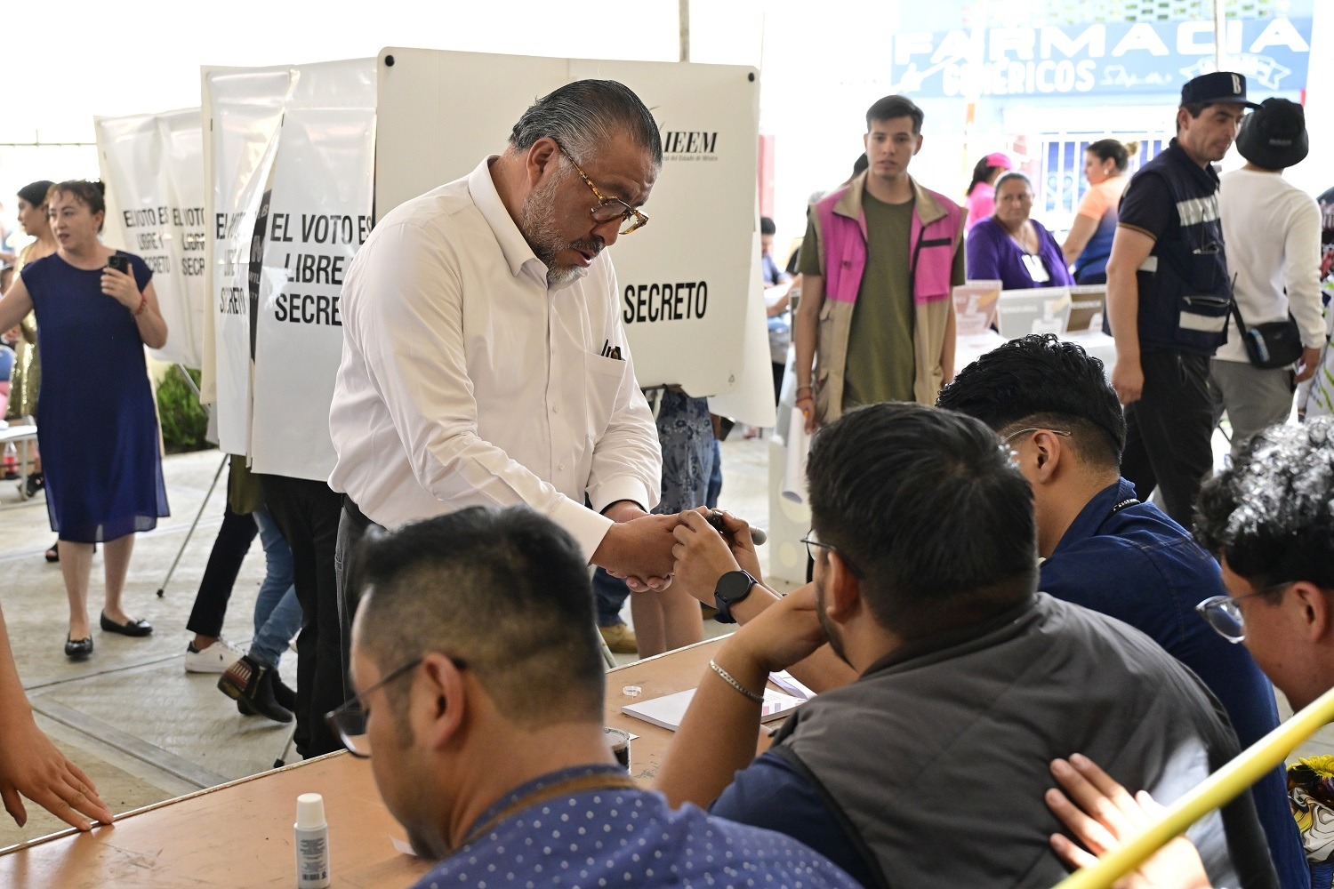 El Secretario General de Gobierno, Horacio Duarte Olivares emitió su voto al medio día en la Delegación Villa Santiago Cuautlalpan, Texcoco.