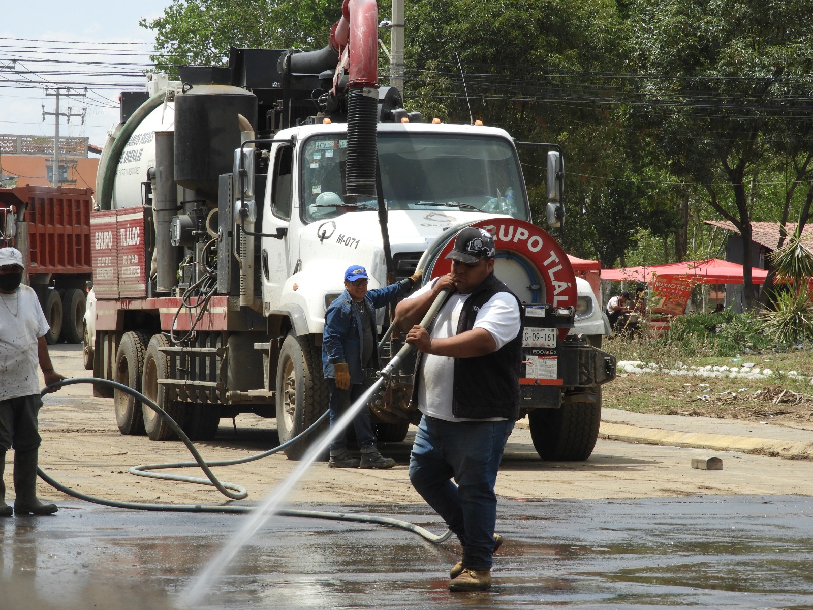 La CAEM mantiene labores de limpieza, retiro de lodo y basura con el apoyo de un minicargado.