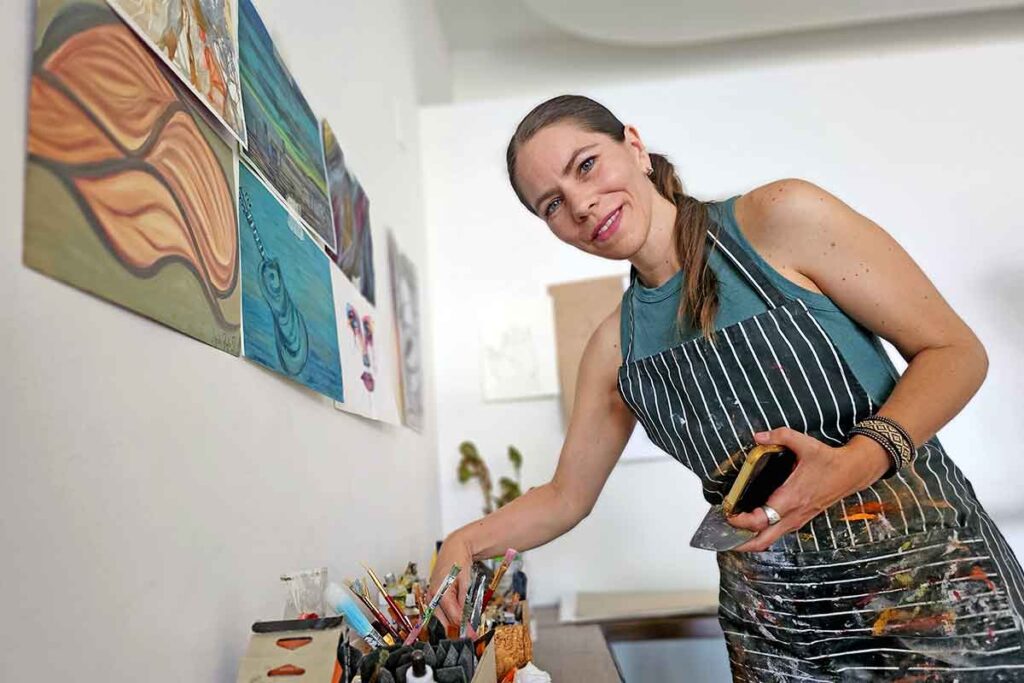 La pintora Jimena Romo es una artista plástica inscrita en el expresionismo abstracto
