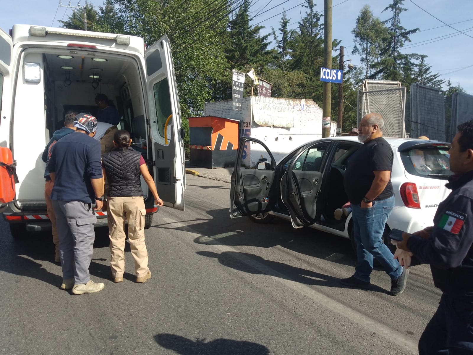 Madre e hijo fueron trasladados en una ambulancia de la Coordinación de Protección Civil para su atención en el Hospital Materno Perinatal Mónica Pretelini en la ciudad de Toluca.