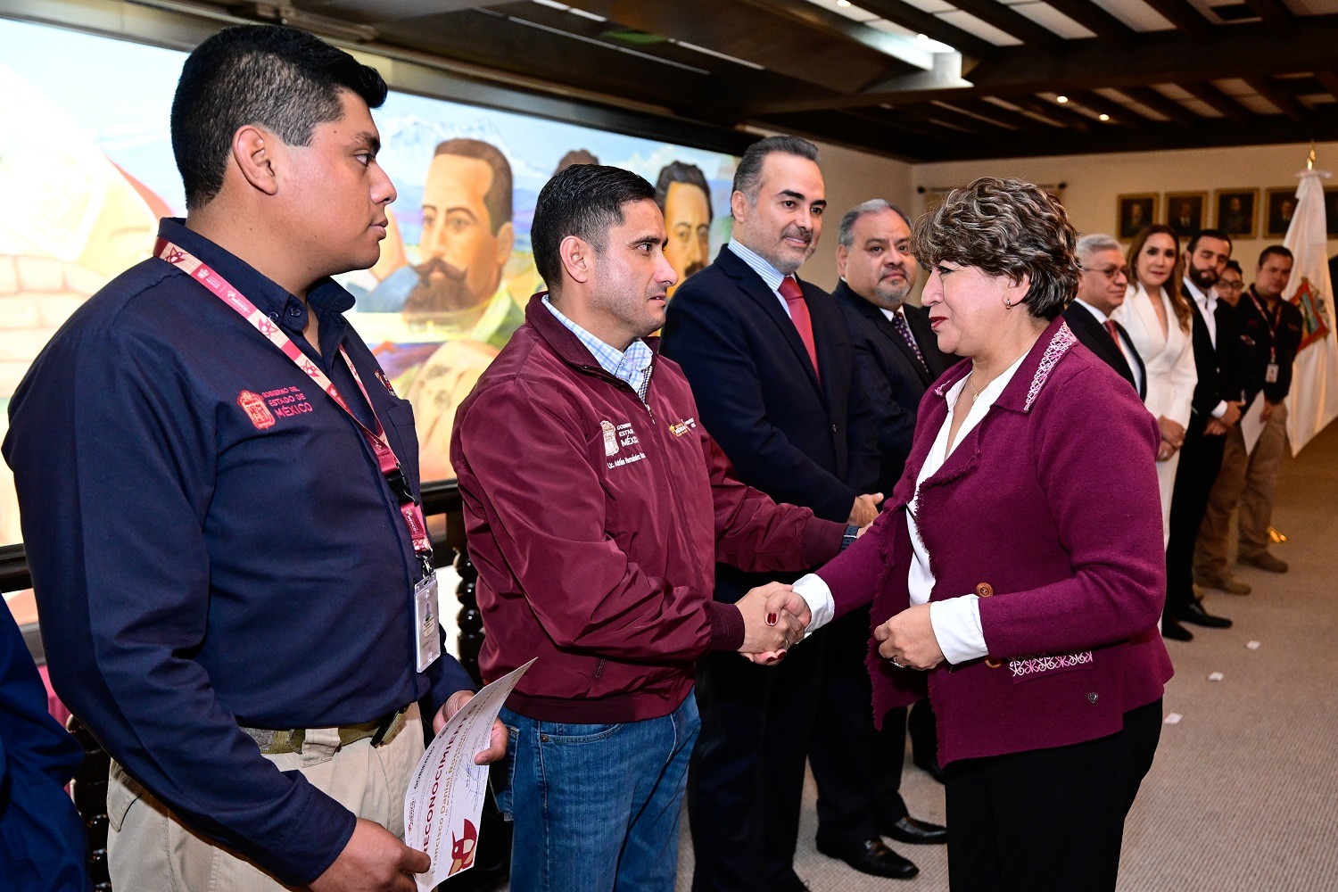 Integrantes de la Coordinación General de Protección Civil que fueron reconocidos por auxiliar a la madre y aplicar técnicas adecuadas de reanimación cardiopulmonar al recién nacido.