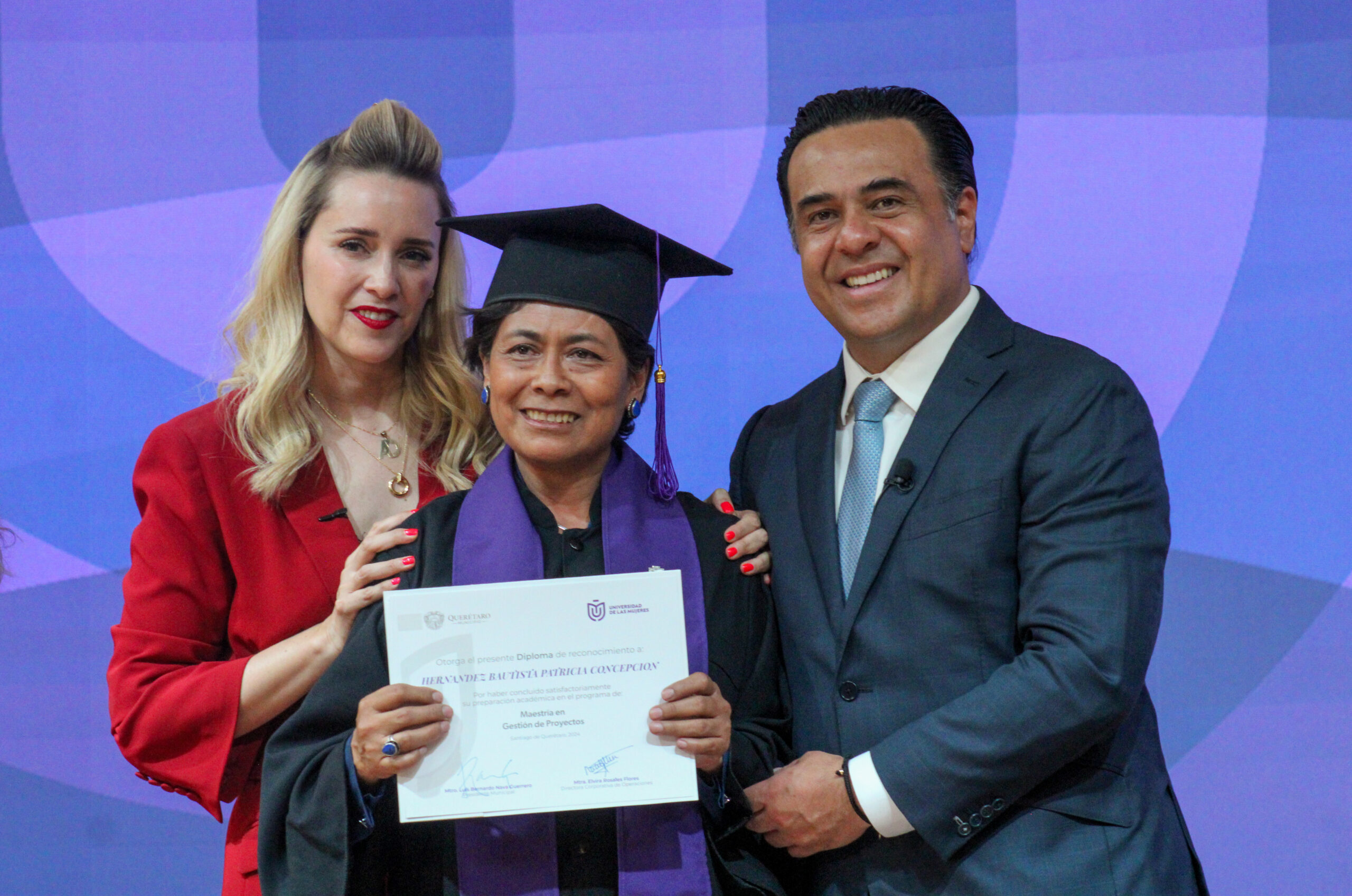El alcalde Luis Nava y su esposa Arahí Domínguez, encabezaron la Ceremonia de Graduación de 75 alumnas.