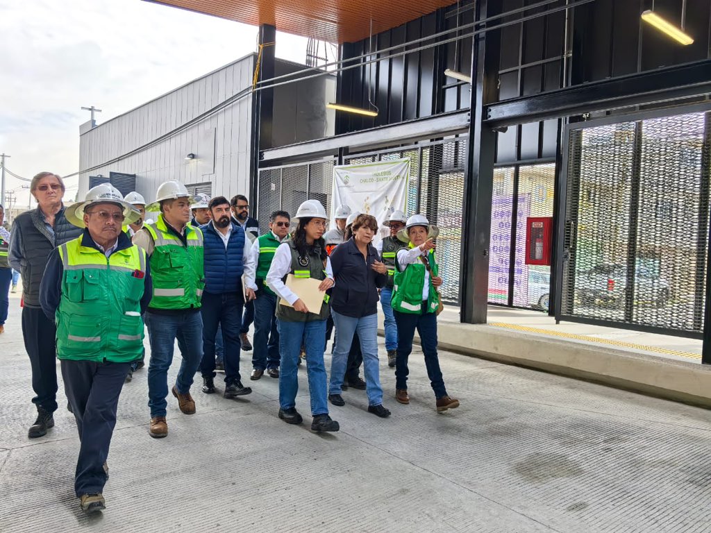 Delfina Gómez Álvarez conversó con trabajadores de la obra para conocer los avances de ésta.