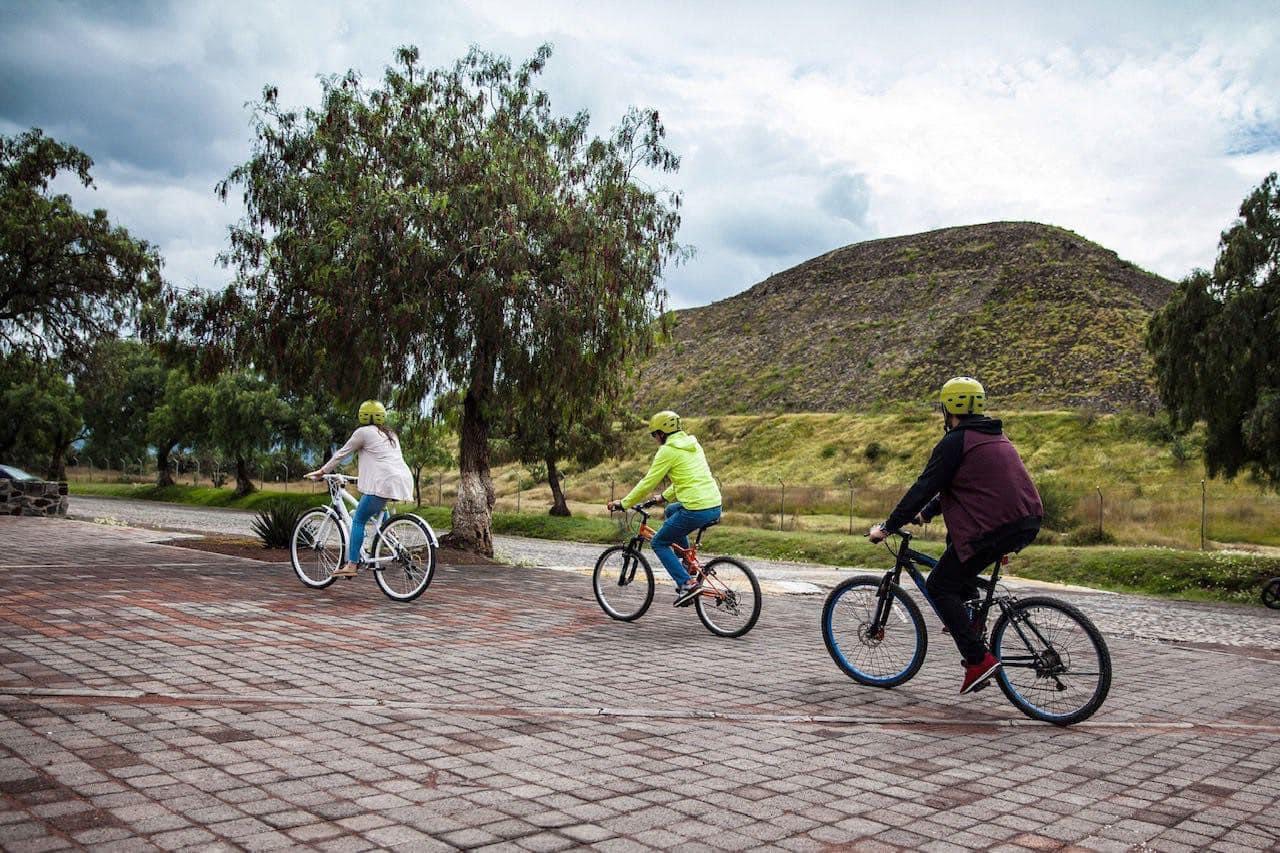 Los senderos en las montañas y los paisajes boscosos son perfectos para vivir una aventura en bicicleta.