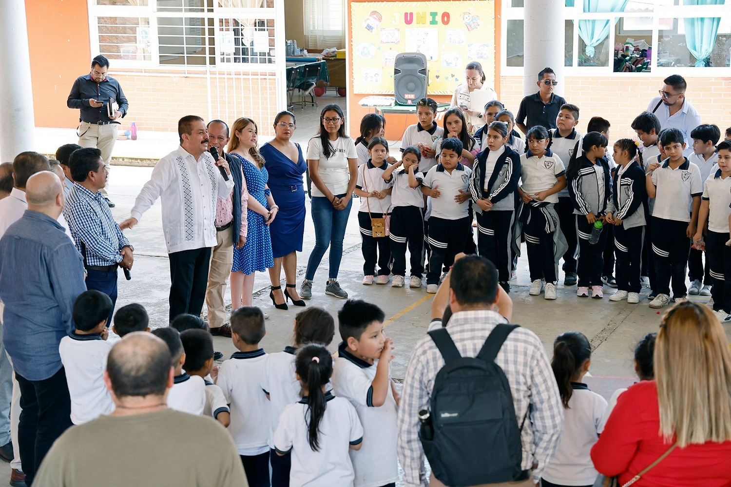 La experiencia como docente de Delfina Gómez le permite entender las necesidades de las escuelas de manera directa.