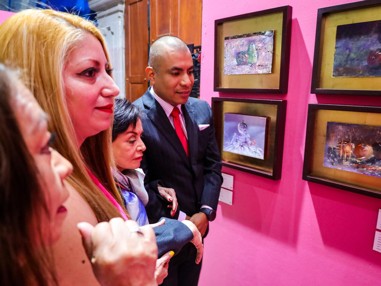 La Secretaria de Salud, Macarena Montoya Olvera y la artista plástica Martha Chapa inauguran la exposición “Donando Vidas: Corazones Color Manzana”.