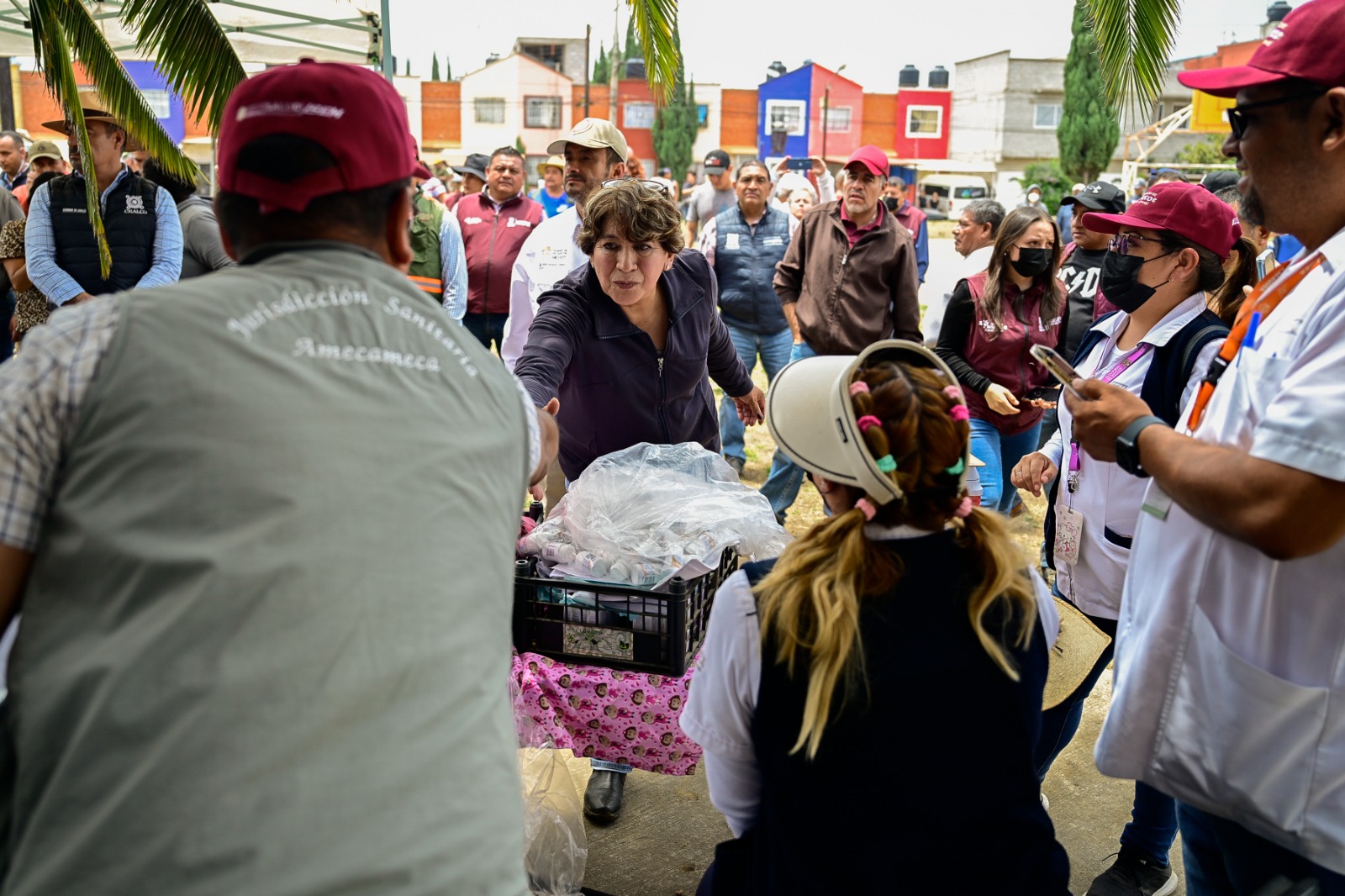 La maestra Delfina Gómez Álvarez recorrió las zonas afectadas.