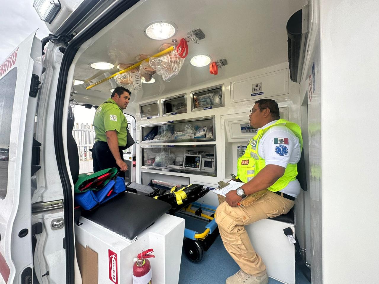 Tener un botiquín de primeros auxilios y números de emergencia son pasos esenciales para unas vacaciones seguras.