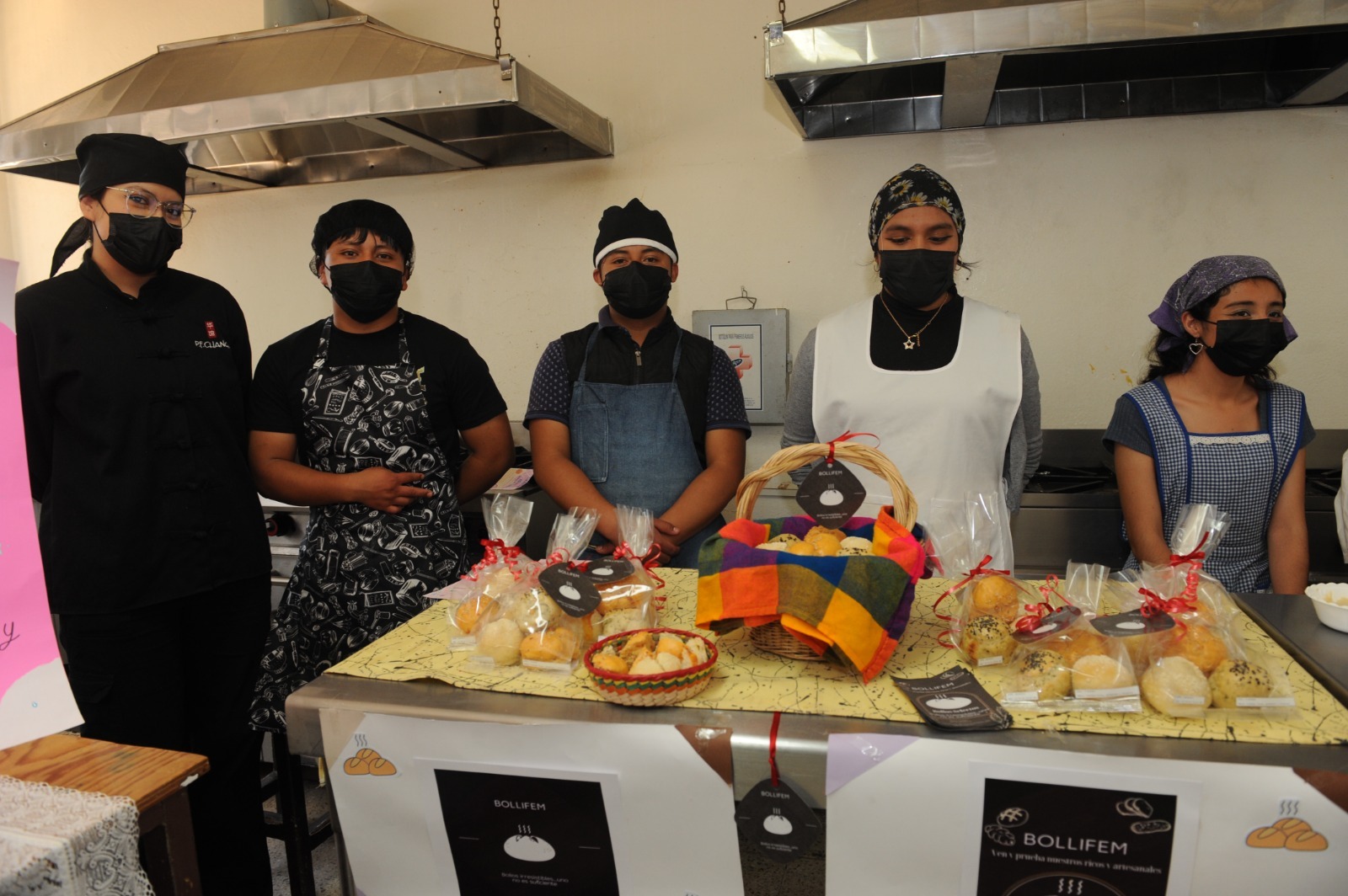 Un grupo de estudiantes del curso de gastronomía mexicana del DIFEM.