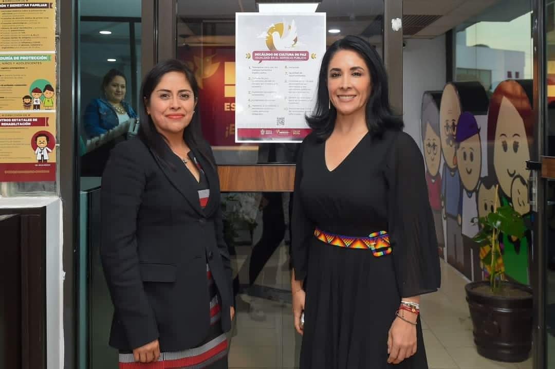 Karina Labastida Sotelo, Directora General del DIFEM, durante la presentación del nuevo decálogo.