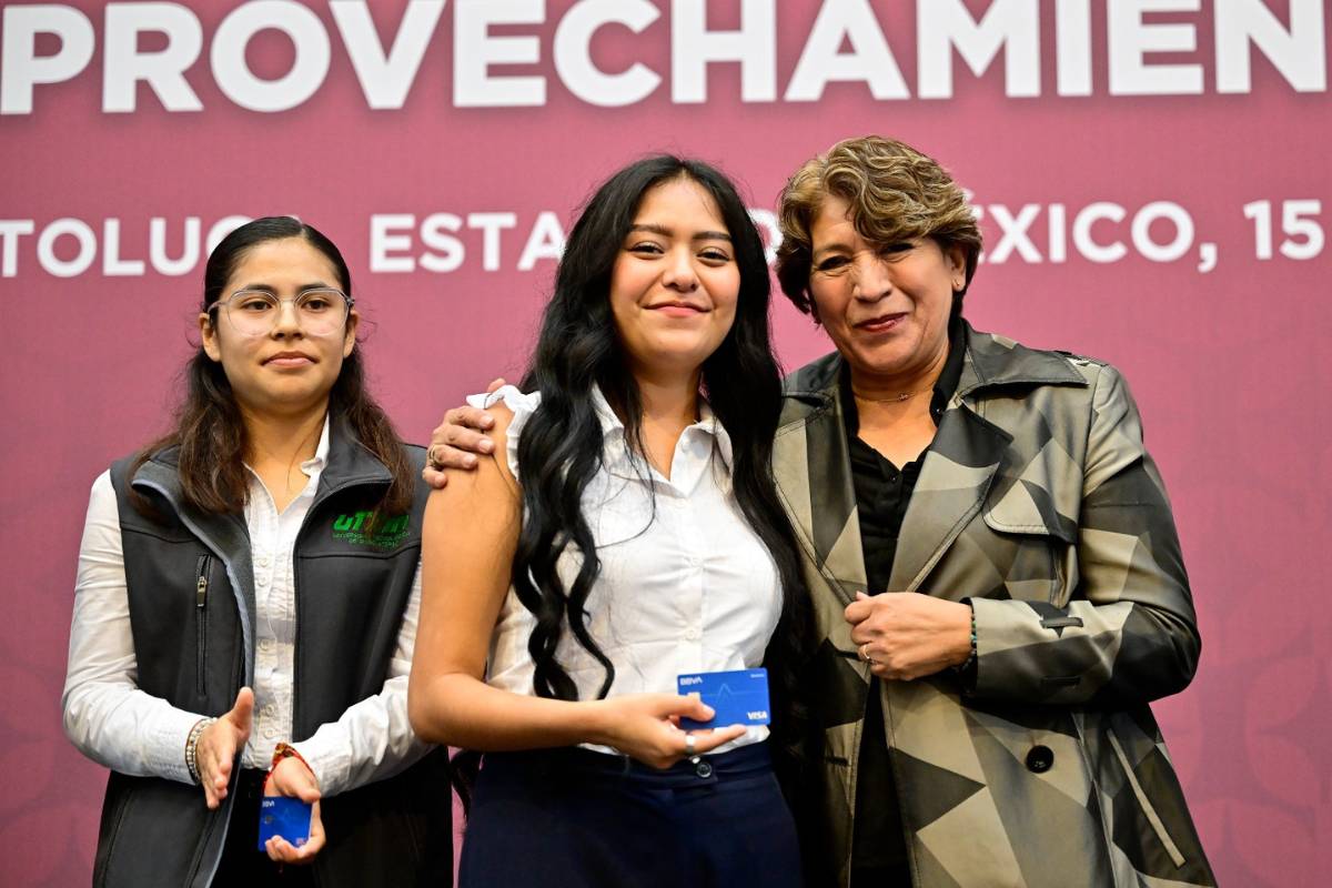 La Mandataria estatal entrega 65 mil 289 becas a estudiantes con promedio superior a 8.5.