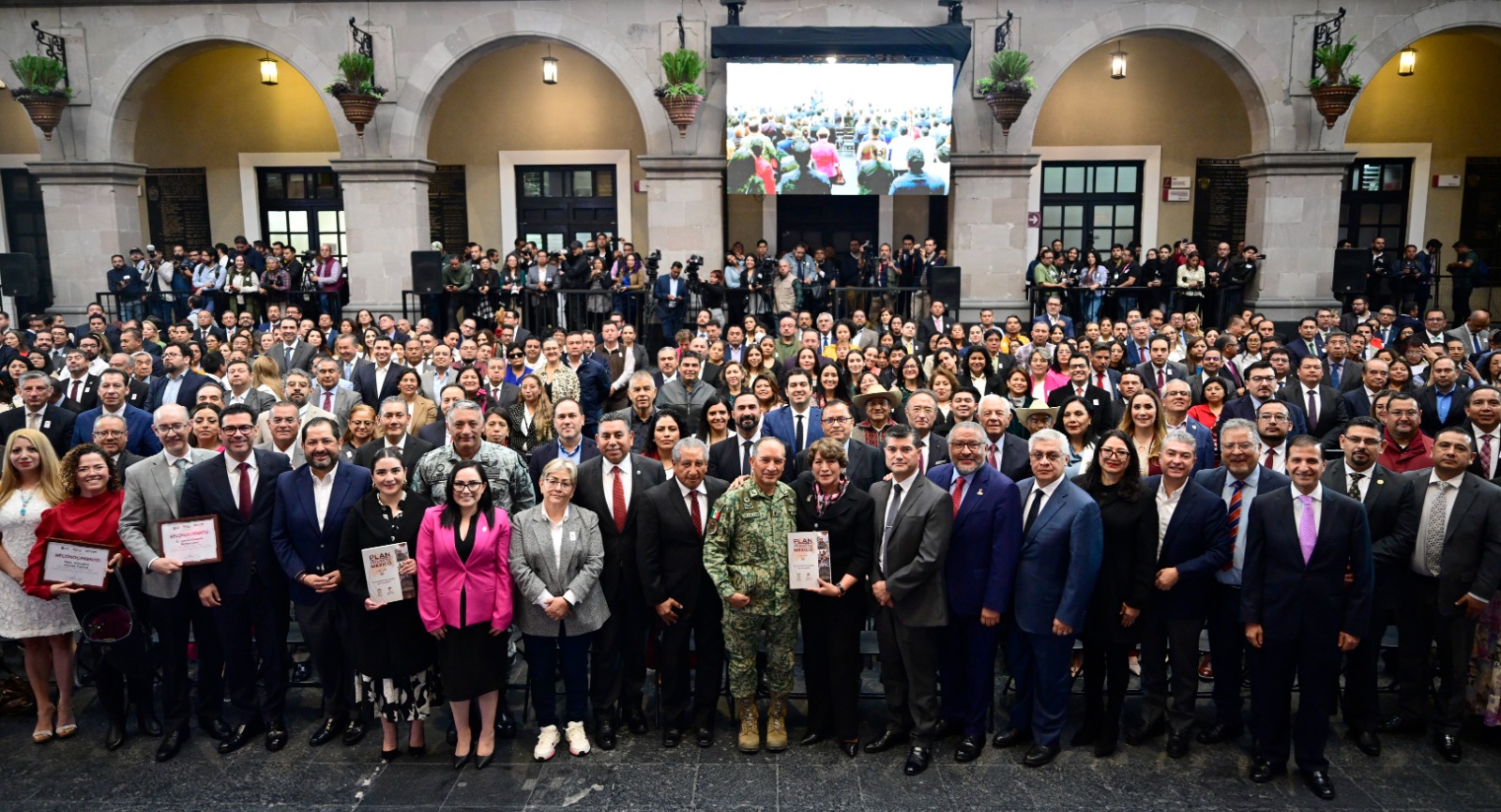 La Gobernadora Delfina Gómez entrega reconocimientos a los colaboradores del Plan de Desarrollo.