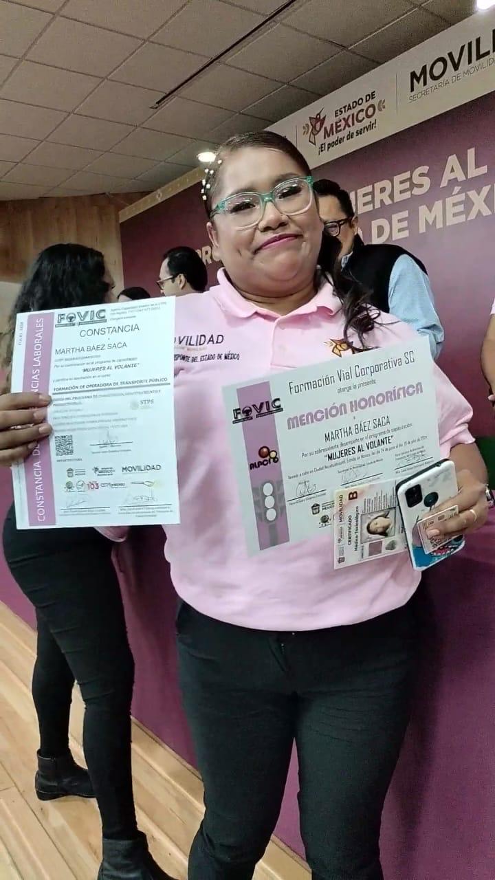 Mujeres reciben sus certificados tras completar el curso 