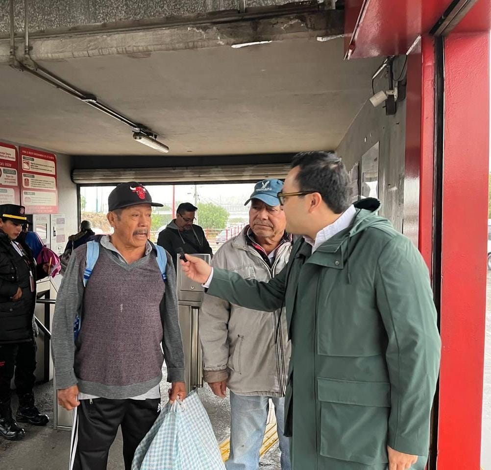 Daniel Sibaja González, Secretario de Movilidad realizó un recorrido de verificación, en el que aclaró dudas de usuarias y usuarios.