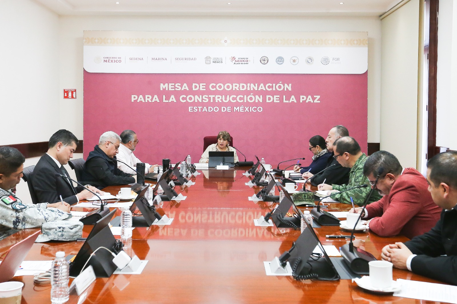 Autoridades del Edomex y representantes de seguridad nacional en la reunión para abordar la reducción de feminicidios.