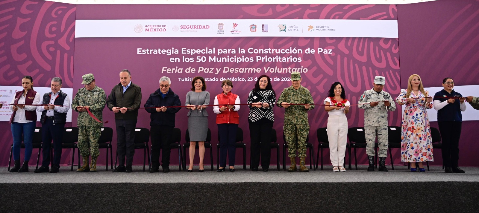Ciudadanos entregando armas al Ejército Mexicano en el evento de desarme.