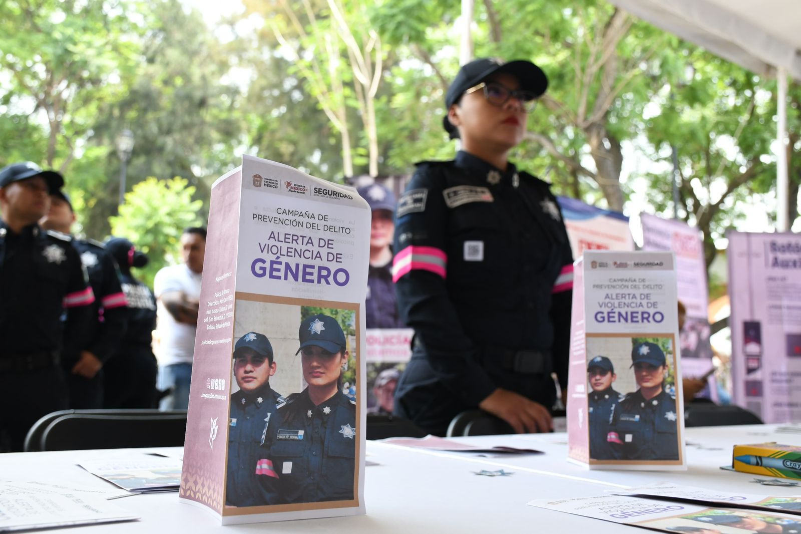 Mesas de atención en la Feria de Paz ofreciendo apoyo jurídico, médico y social.