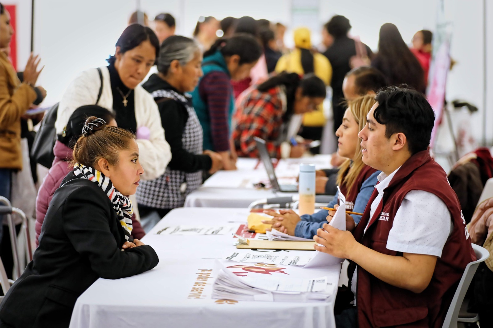 Beneficiarias reciben información en los módulos del programa en Toluca.