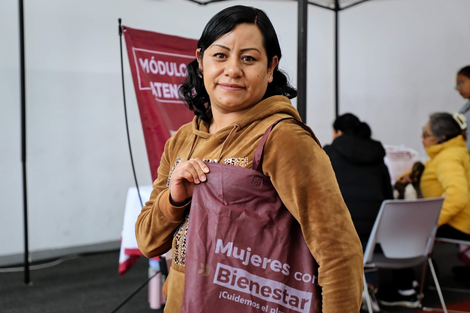Proceso de entrega de tarjetas del programa Mujeres con Bienestar en el Estado de México, facilitado por los módulos de atención.