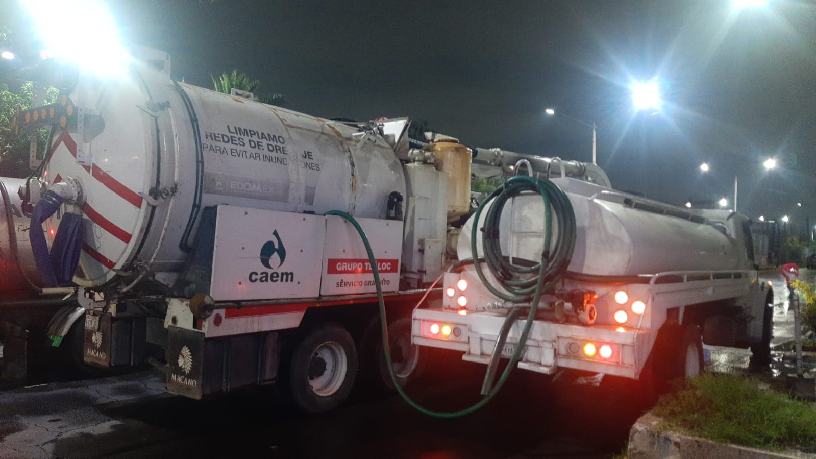 Bombeo de agua en la Avenida Juárez, San Mateo Atenco, durante la madrugada.