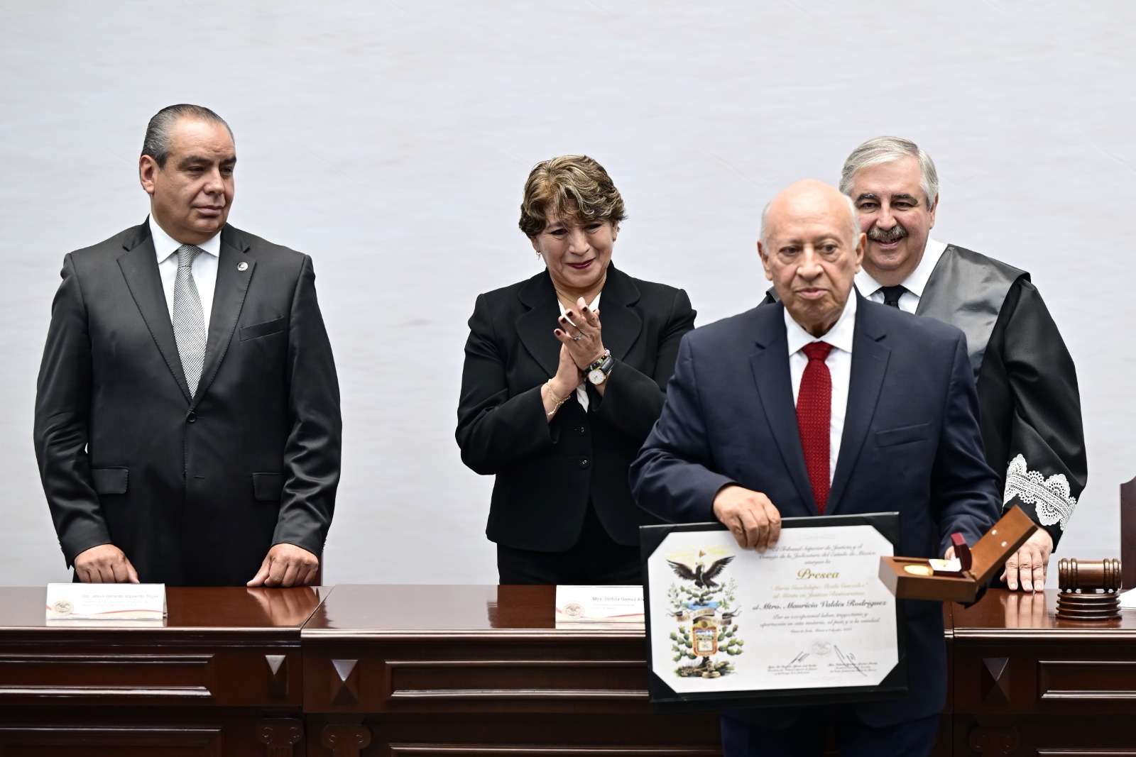 La Mandataria estatal reconoció y agradeció a quienes recibieron la Presea “Poder Judicial del Estado de México”.