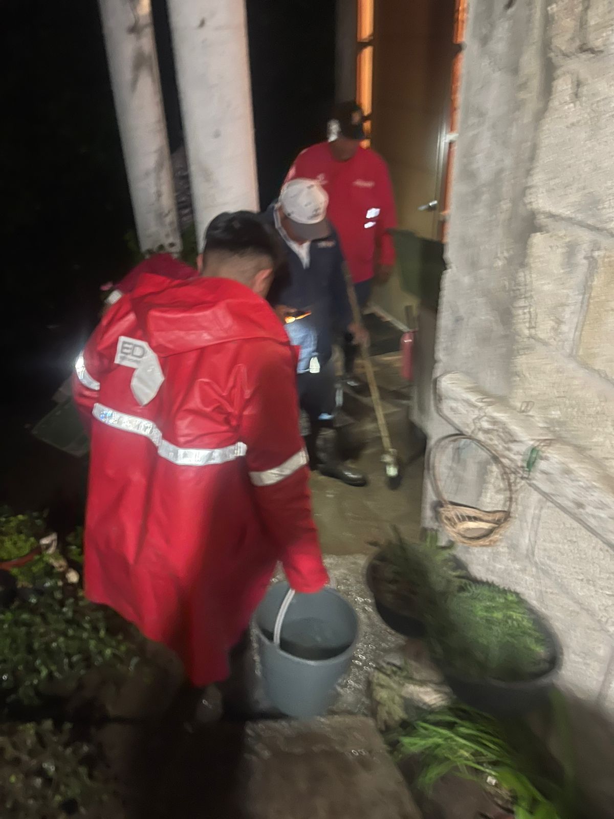 La CAEM moviliza a brigadas de apoyo, maquinaria y herramienta de mano para labores de recolección de lodo.