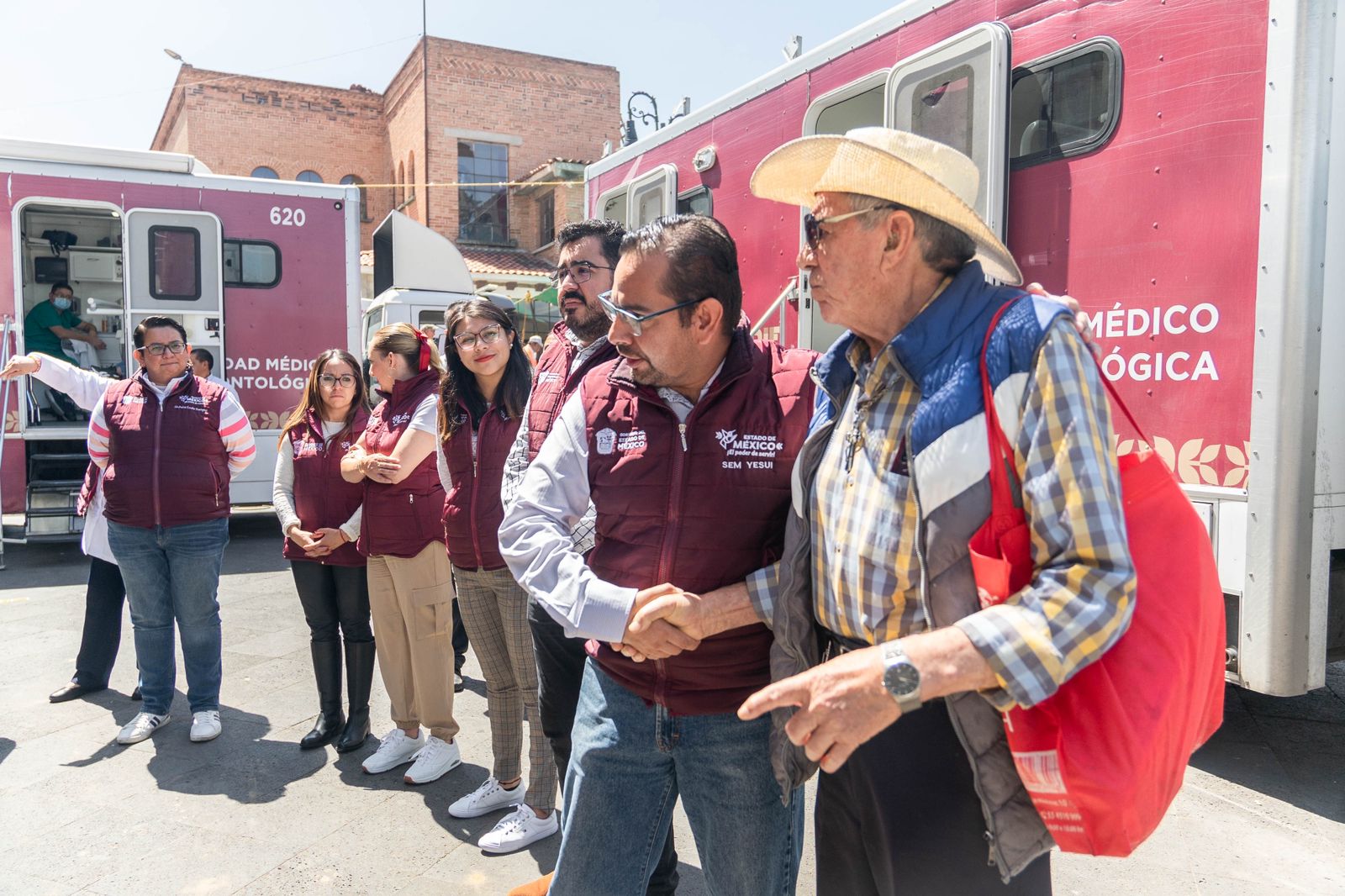 Ofrecen a población vulnerable cuidado a la salud, atención a la discapacidad, asesoría jurídica, protección a la infancia, vigilancia nutricional, protección de las personas adultas mayores, entre otros servicios.