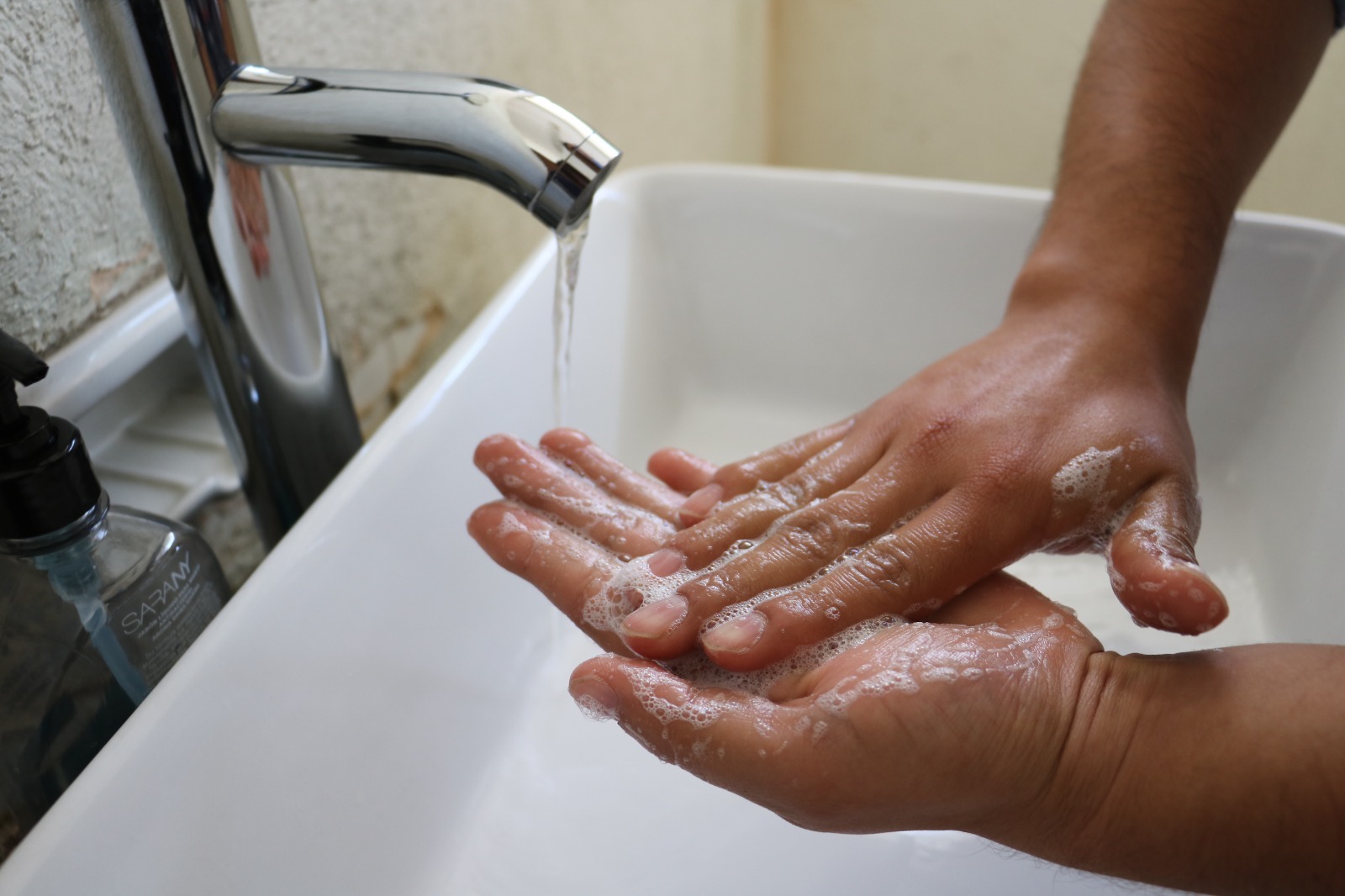 Se debe de mantener el lavado de las manos frecuentemente con agua y jabón por al menos 20 segundos.