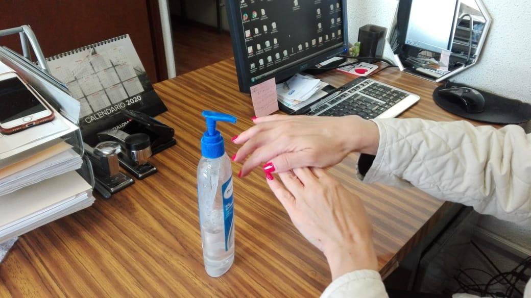 Si no dispone de agua y jabón, utilizar desinfectante de manos a base de alcohol al 70 por ciento.