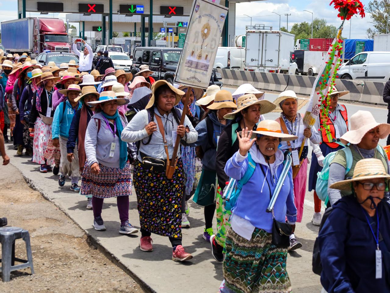 Contingente de peregrinas queretanas en su paso por el Estado de México rumbo al Tepeyac.