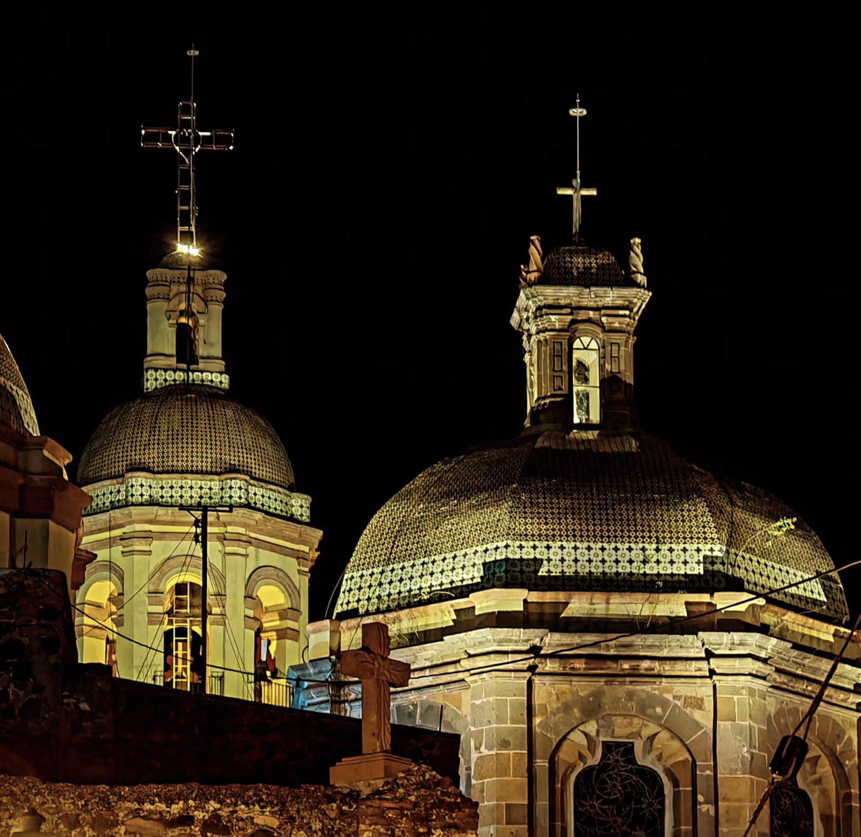 Querétaro atrae a miles de turistas anualmente, quienes se maravillan con sus callejones empedrados, majestuosos templos y arquitectura colonial. 