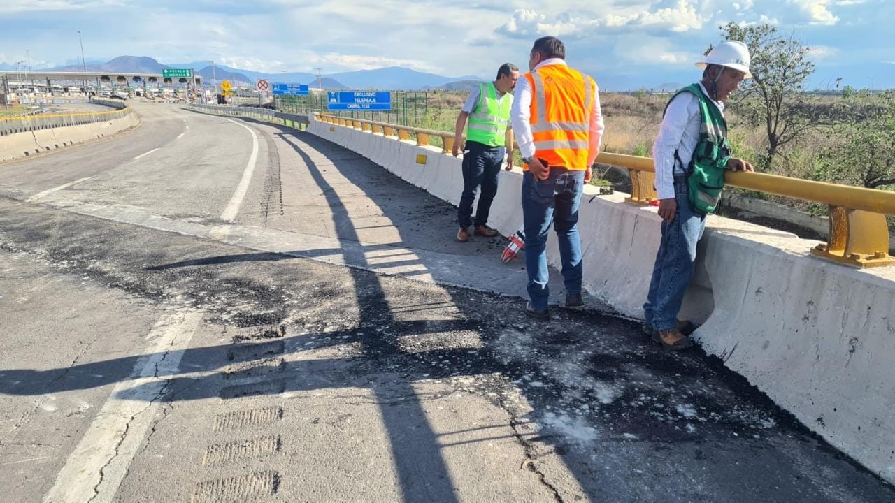En el kilómetro 54 se dará servicio en un solo carril, en ambos sentidos, para concluir las labores de limpieza, y los usuarios quedarán exentos de peaje hasta que se normalice el servicio.