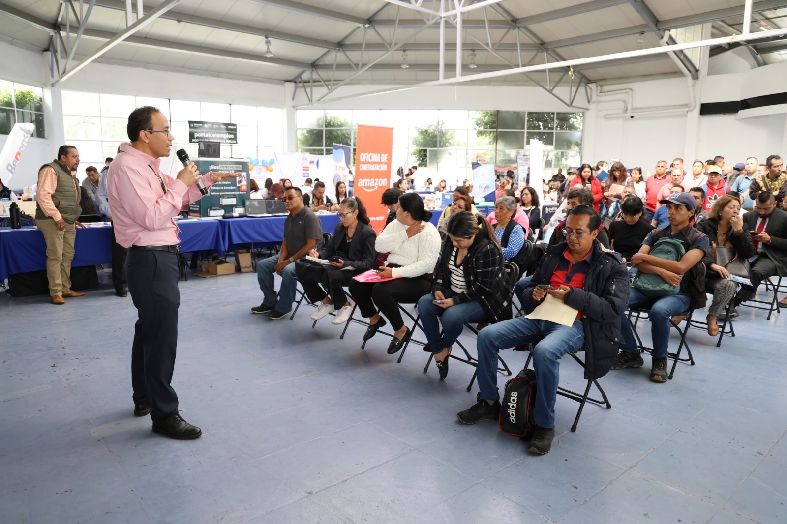 Participantes de la Feria de Empleo 2024 en Cuautitlán Izcalli revisan las oportunidades laborales ofrecidas por 60 empresas.