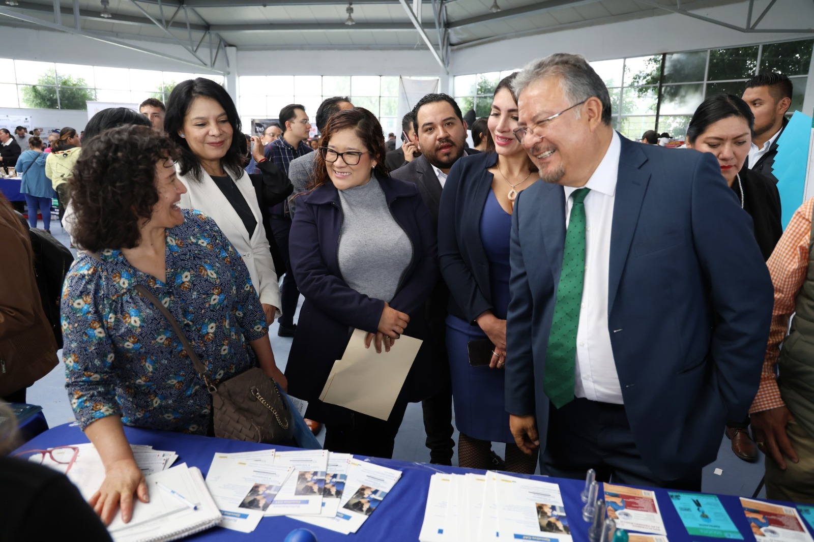 Empresas y buscadores de empleo interactúan en la Feria de Empleo 2024, fomentando la reducción del desempleo en el Estado de México.