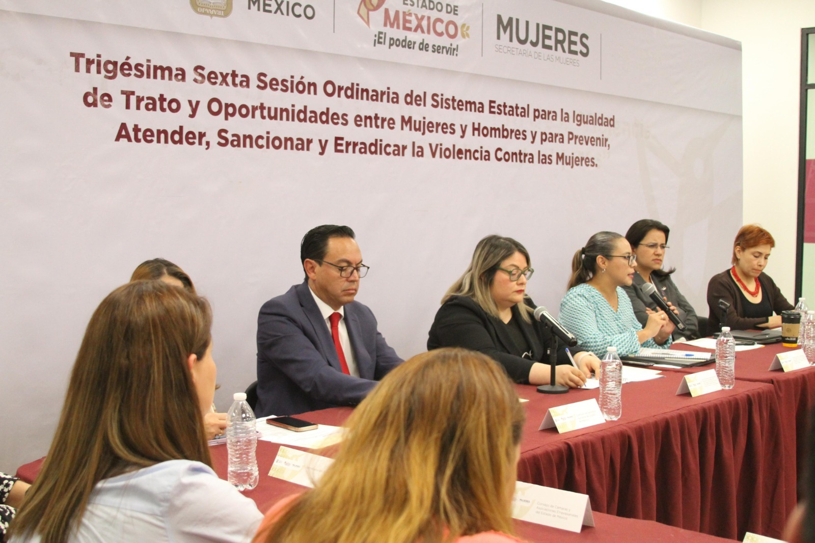 Participantes de la sesión revisan las acciones del nuevo programa integral de la Secretaría de las Mujeres del Estado de México.
