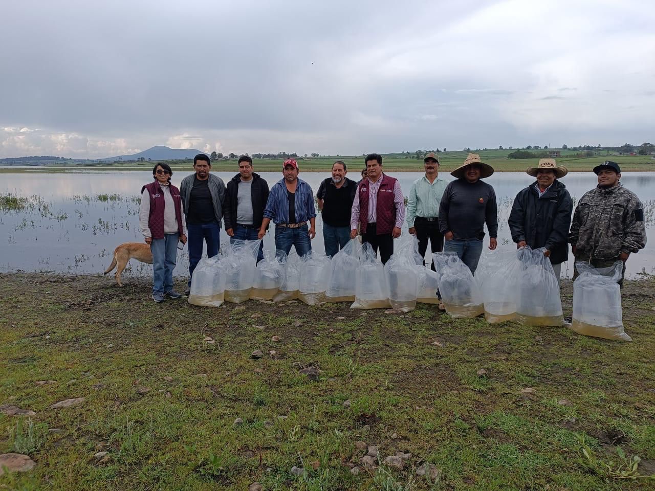 Familias beneficiadas por la iniciativa pesquera en la Presa Huapango durante la temporada de lluvias.