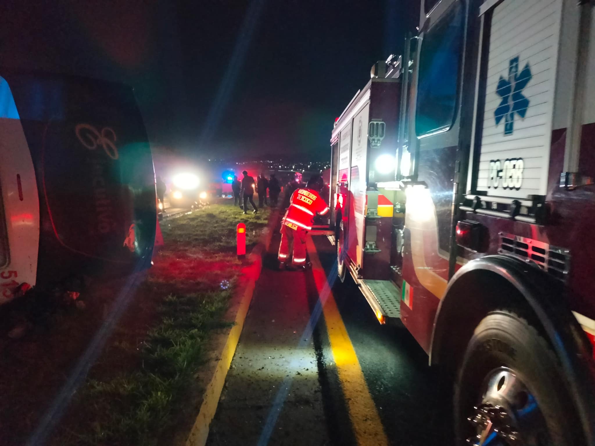 El incidente involucró a dos tráileres y resultó en la volcadura de un autobús de pasajeros de la línea ATHAH Ejecutivo.