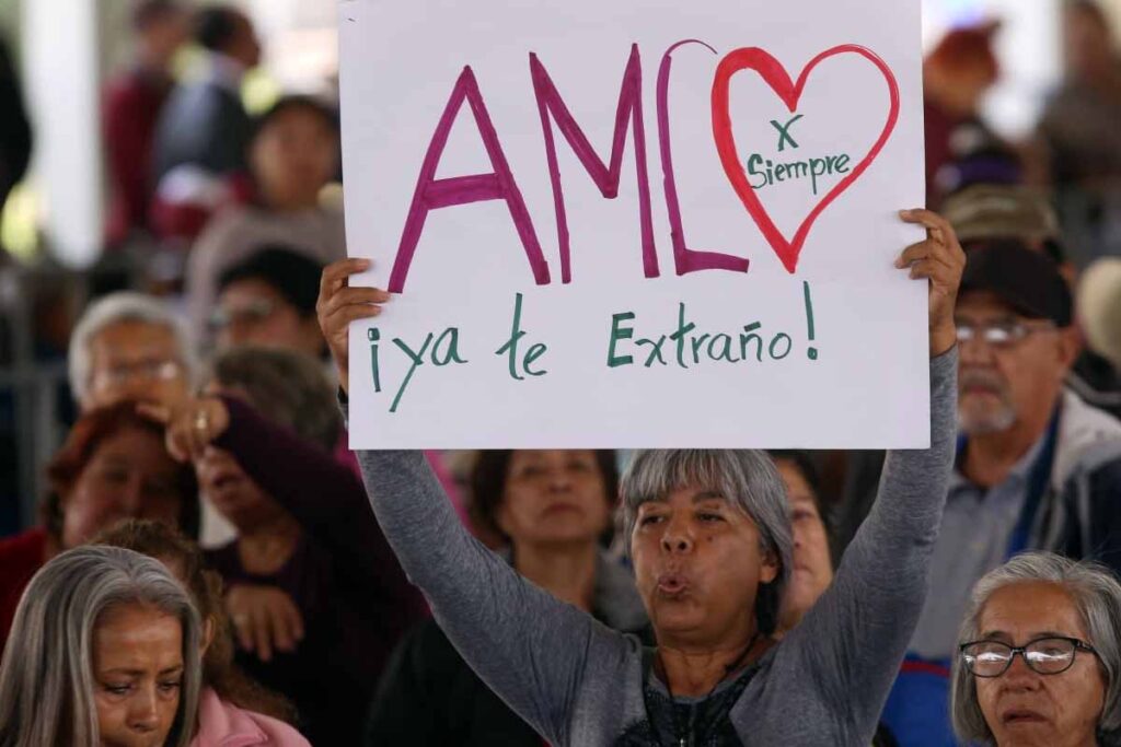 Queretanos se despiden y agradecen a AMLO