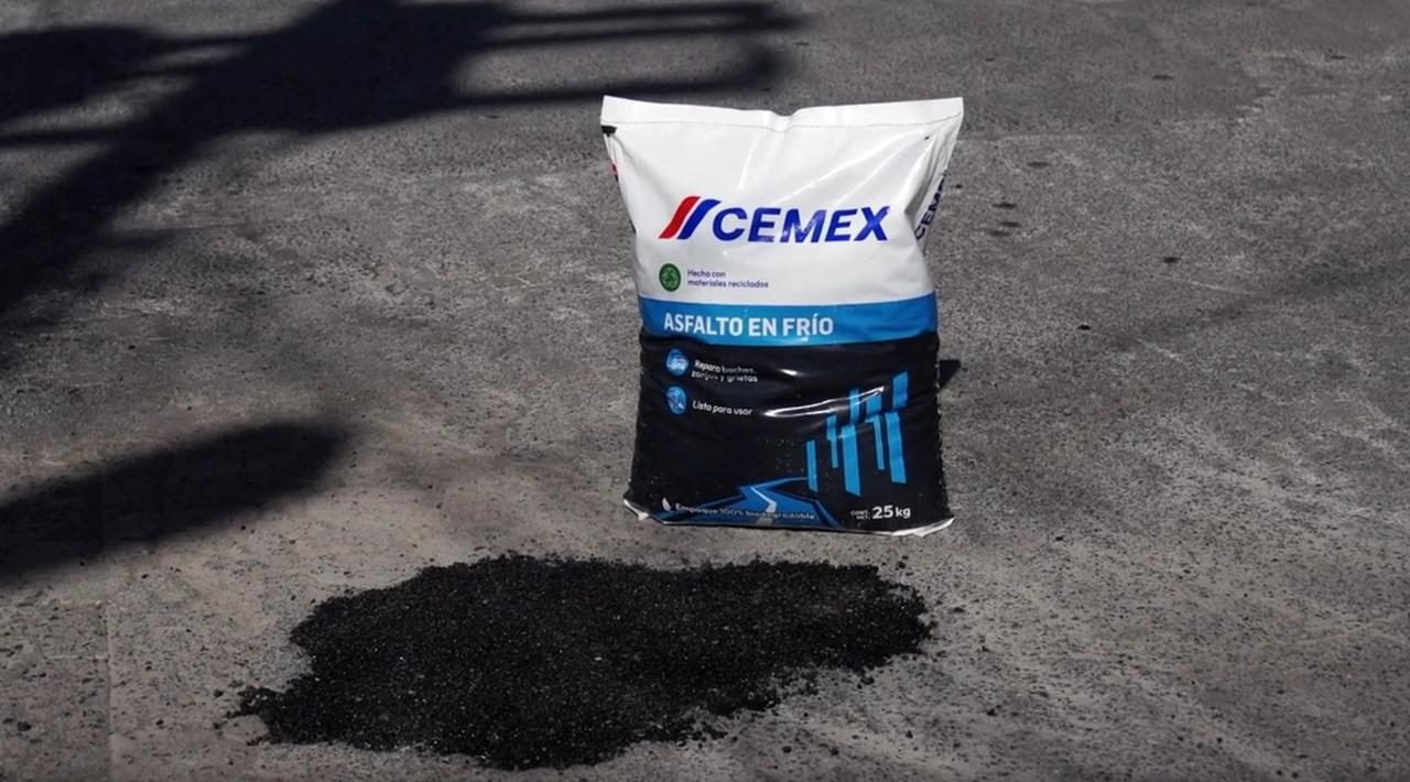 Con el asfalto en frío, de Cemex, los baches se reparan en minutos