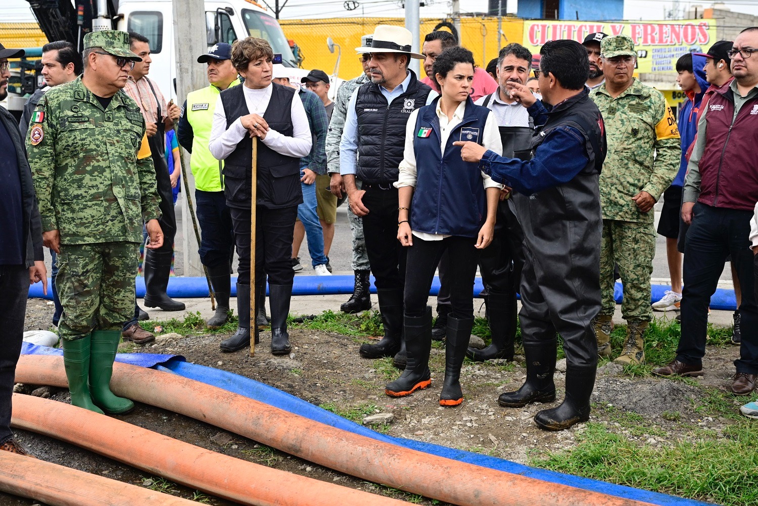 El Plan DN-III de la Sedena sigue en acción para apoyar a las familias afectadas en Chalco con servicios esenciales y distribución de alimentos.
