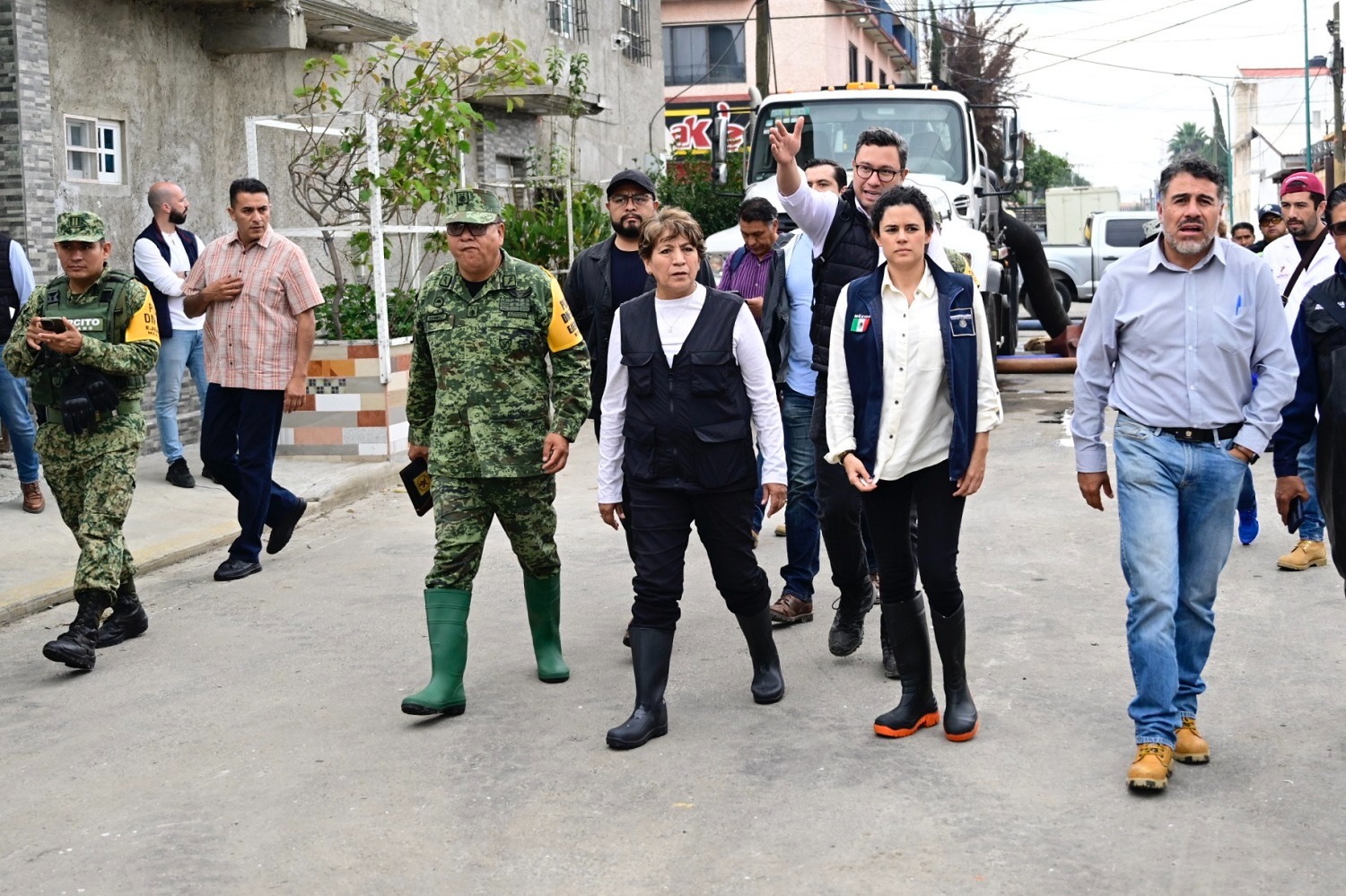 Se trabaja arduamente en el desazolve y desagüe de las calles afectadas por las lluvias en Chalco