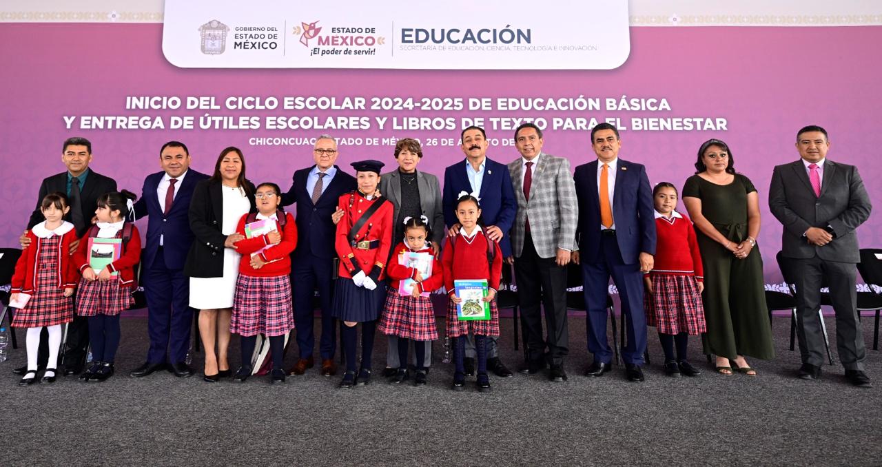 Estudiantes felices reciben útiles escolares gratuitos al inicio del ciclo escolar 2024-2025.
