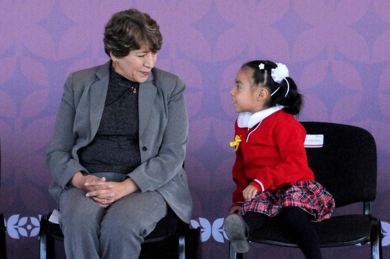 La Gobernadora Delfina Gómez emocionada en la escuela donde inició su carrera docente.