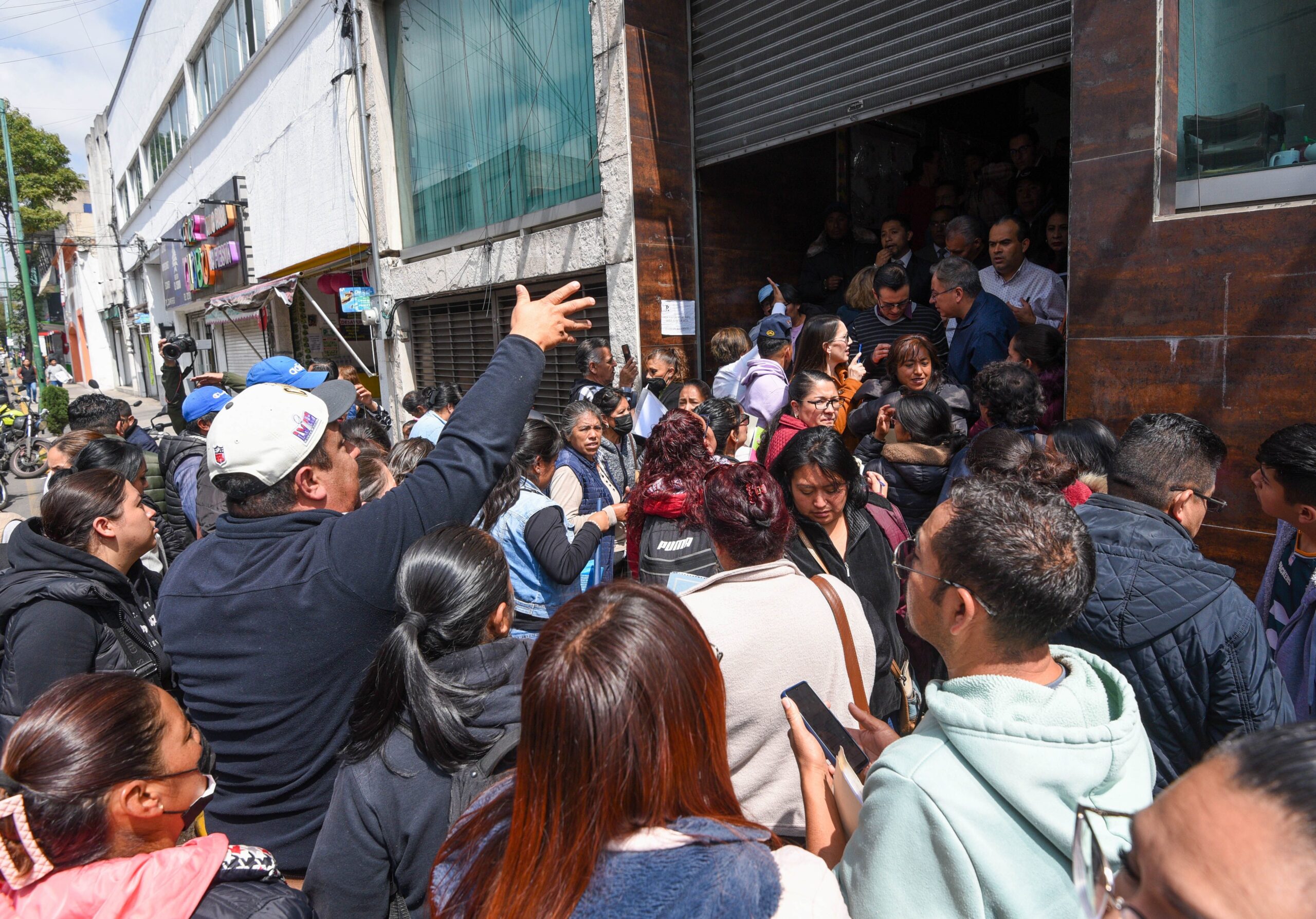 Decenas de padres afectados por fallos en la plataforma SAID acuden a la Subsecretaría de Educación.